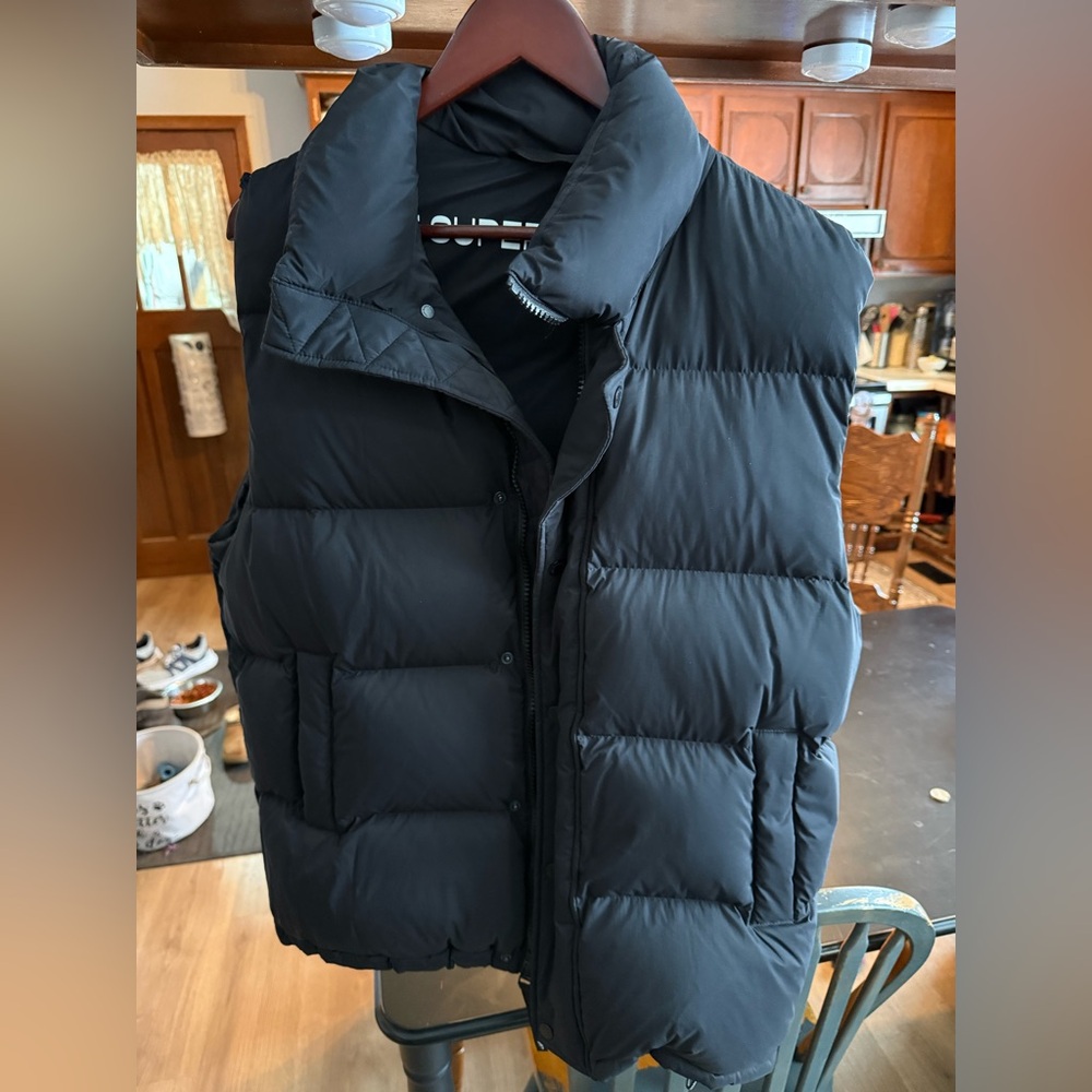 Aritzia Women’s Black Puffer Vest
